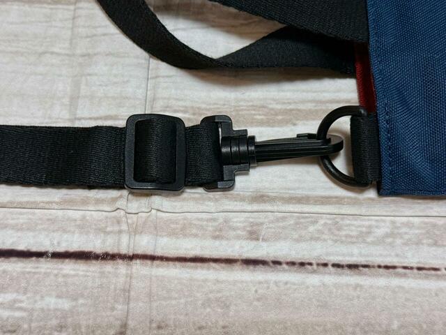 【カルディ いぬの日おさんぽバッグ/オリジナル バッグ】取り外し可能なショルダーストラップ付きで、便利な2WAY仕様!長さ調整もできます