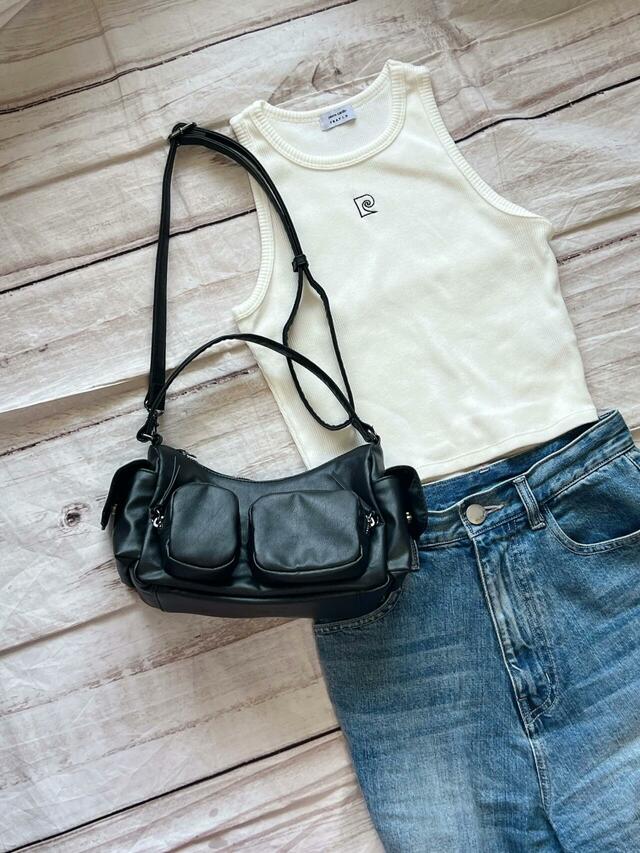 夏のおすすめコーデ。アメスリのクロップドタンクとワイドデニム。ショルダーストラップをつけて肩がけバッグとして♪