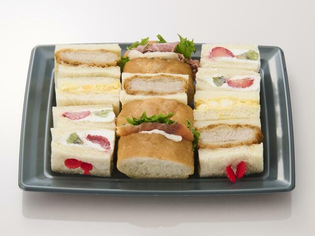 「＜ブロッサム＆ブーケ＞ノエル・サンドセレクション」＜価格：1,730円（税込）＞【東急百貨店の“2025年クリスマスケーキ＆デリ・オードブル ”10月1日より予約開始！「SHIBUYA FOOD ISLANDS」には限定品が登場！】