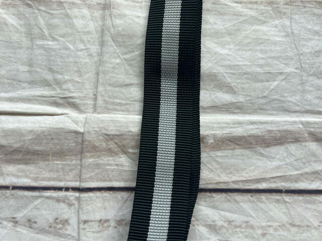 持ち手もおしゃれなブラック×グレーのストライプ柄♪