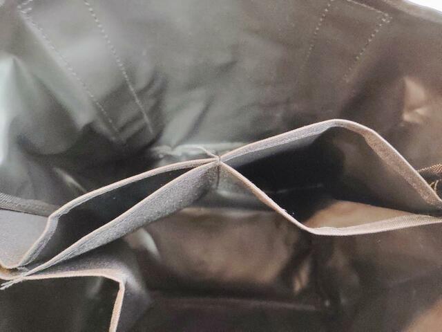 中央には、カードケース・キーケースが入るミニポケット2つ