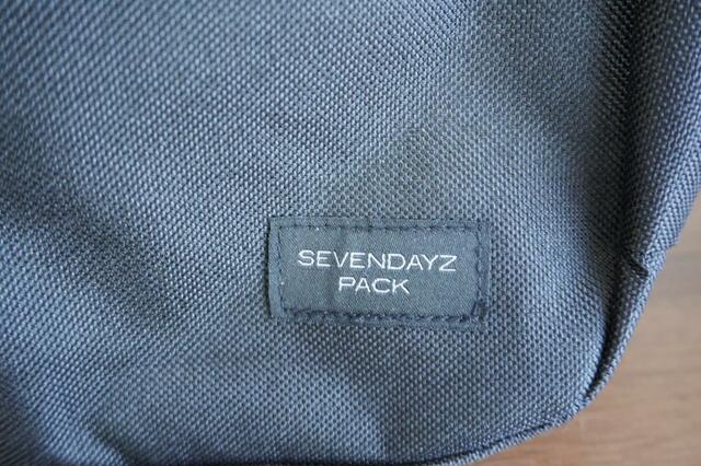 ブランドのロゴタグがある