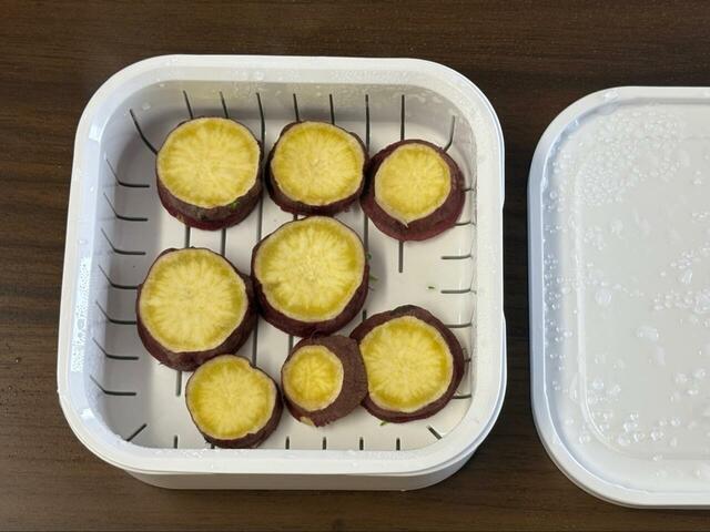 【tower 温まりやすい立つ冷凍ごはん容器】やや水が少なかったのか、結果は少しかための仕上がりに。食材によって加熱時間や水分量を調整する必要がありそうです◎