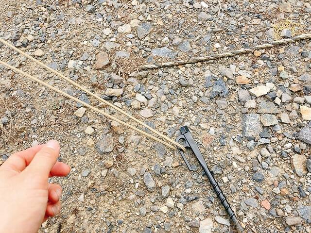 【ワークマン 電動ドライバー対応スクリューペグ 25cm】ペグの上部には穴が空いていて、抜くときの手がかりとなったり、ナンバータグなどをつけたりできる