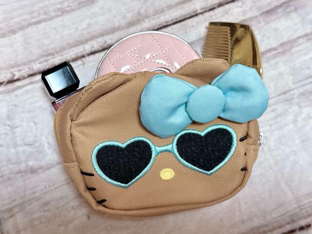 コスメを収納。マチ幅が広いので、クッションファンデも収納できちゃいました!