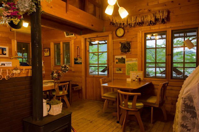 隣接する「喫茶ともしび」店内