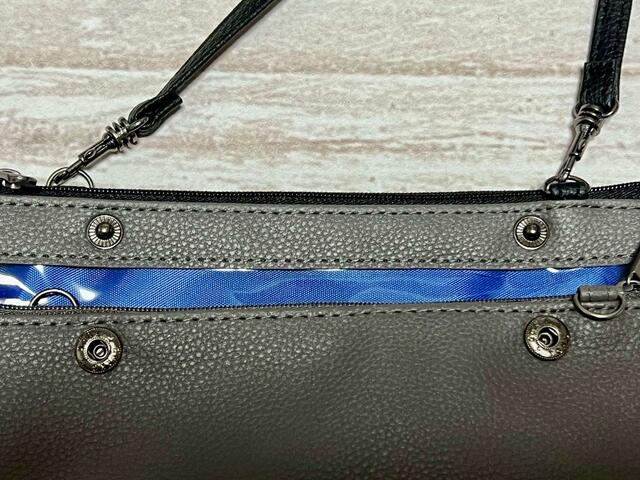 薄財布とスマホケースのバックにはスナップボタンつき。