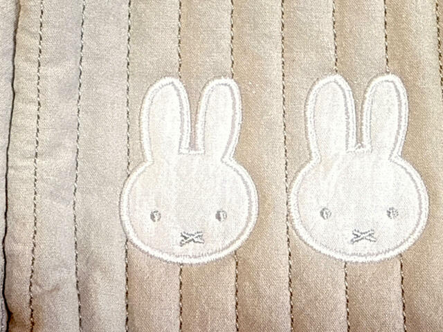 お目目と口は淡いブルー。配色がかわいい！