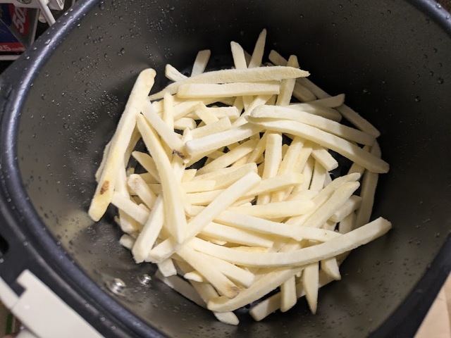 【アイリスオーヤマ 過熱水蒸気エア フライヤー FV-M30A-C】冷凍フライドポテトは、バスケットにどさっと入れてスイッチを押すだけ！