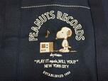 スピーカーから流れる音楽を聴いているスヌーピーの姿がなんとも愛らしく、上部に入った「PEANUTS RECORDS」のロゴもおしゃれ！