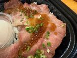 【ロピア ローストビーフ丼】断面のピンク色が美しく、上質なローストビーフだと分かります◎