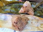 手前が歯ごたえの残る蒸しチマキ、奥がしっとりモチモチの茹でチマキ。甲乙つけがたい『潘姨肉粽』の肉チマキ