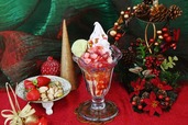 【サンマルクカフェ】ストロベリー×ピスタチオがクリスマスらしい「ストロベリー＆ピスタチオアイスのX'mas ケーキパフェ」