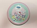 淡いピンクとミントグリーンの配色がかわいい丸型の缶