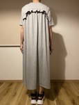 【ユニクロ×セシリー・バンセン フリルTワンピース】後ろにもフリル入り！切り替え部分にはギャザーも施されています