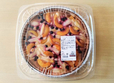 【No.12】【コストコ ペアピーチ＆ブラックカラントタルト 1P 2598円】タルト生地は、かじるとホロッと崩れる食感。クッキーのような甘さも感じられて、フルーツとの相性抜群