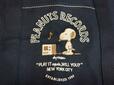スピーカーから流れる音楽を聴いているスヌーピーの姿がなんとも愛らしく、上部に入った「PEANUTS RECORDS」のロゴもおしゃれ！