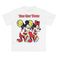 Tシャツ（130〜150） 2,600円｜東京ディズニーリゾート「ポンポンを持ったミッキーたちが元気に盛り上げてくれるグッズ」｜販売店舗：東京ディズニーランド「グランドエンポーリアム」、東京ディズニーシー「エンポーリオ」｜発売日：2025年4月24日（木）