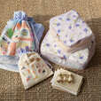 【Afternoon Tea LIVING】巾着セット ￥2,750、クロスケースセット ￥3,630