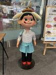 【不二家×ポムポムプリン】店頭にはポムポムプリンの帽子をかぶったペコちゃんがいました