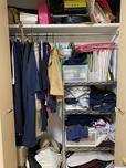 【片付け前のクローゼット】洋服以外のものもたくさん入っていて、何がどこにあるのかわからない状態…