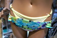 水着用のTバックをチラ見せするのがオシャレです。