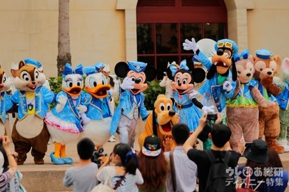 TDS15周年開園記念日だけの “特別グリーティング” 大はしゃぎする