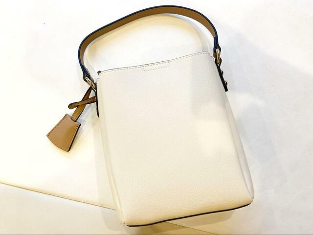 【URBAN RESEARCH チャーム付ワンハンドルミニショルダー】カラーはアイボリーとその他（ベージュ）の2種類です