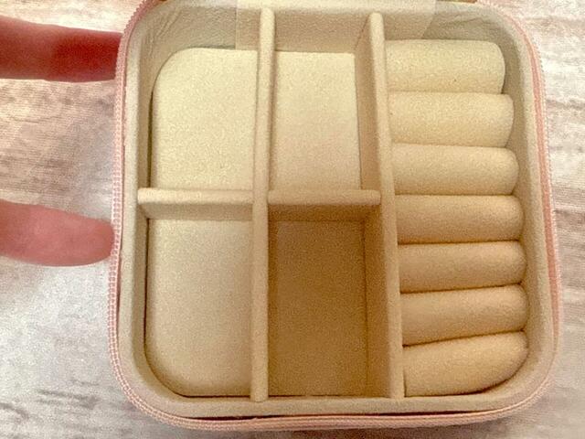 ピアスなどを入れられる4つの仕切りスペース