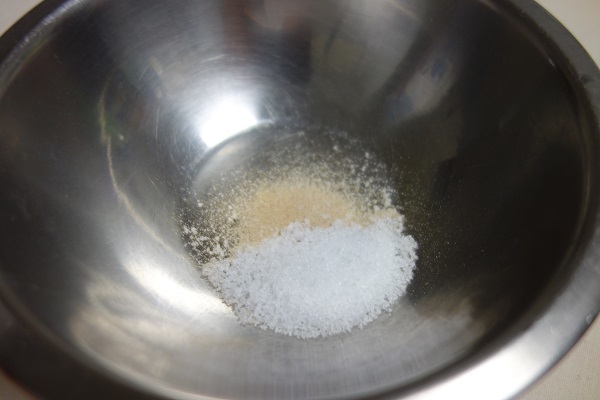 1.お塩と昆布風味の出汁パウダー(なければ使わなくても可能)に日本酒を加えます