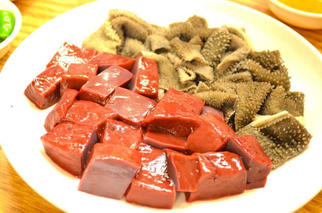 レバ刺しとセンマイの盛り合わせ(約1500円)