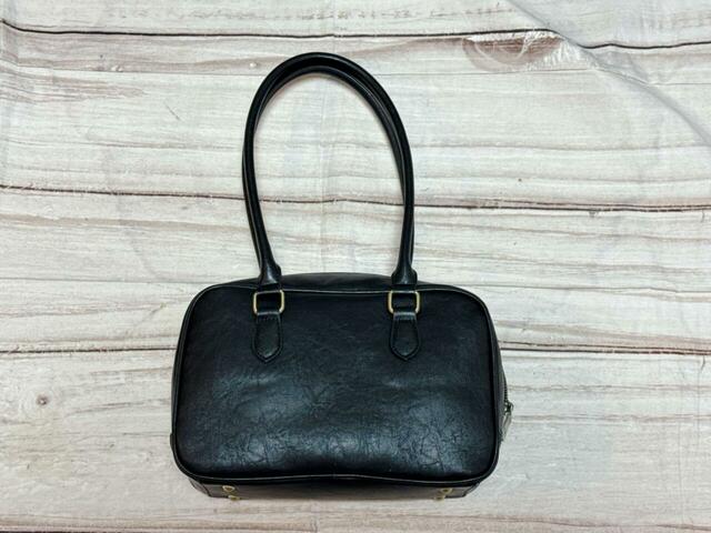 シンプルですっきりしたミニボストンバッグはトレンド感たっぷり！