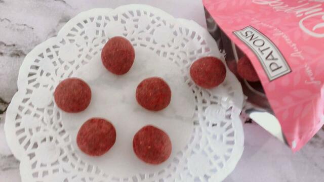 【カルディ：ペイトンズ スリムディップ　マカダミアチョコレート ラズベリー】ラズベリーパウダーをまぶしたひと口サイズのマカデミアミルクチョコレート