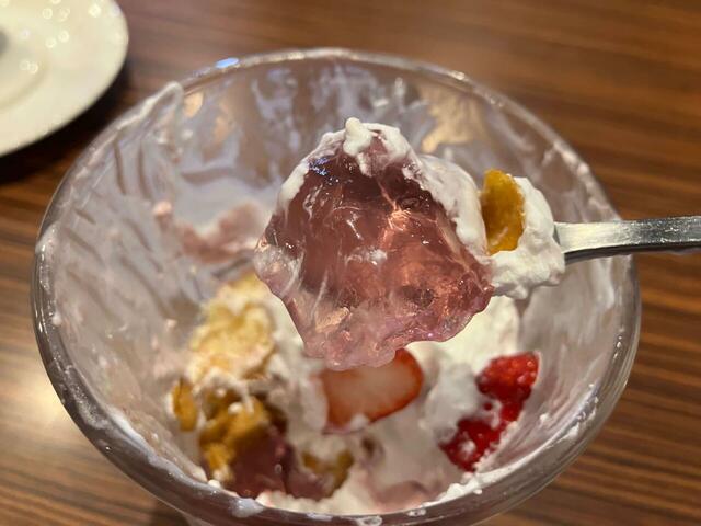 さらに最下層にはたっぷりのいちごゼリー。最後にさっぱり美味しい!【びっくりドンキーのジョッキパフェ】