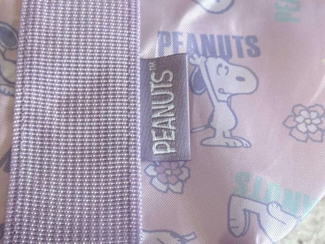 「PEANUTS」のロゴタグもラベンダーカラーで可愛い！