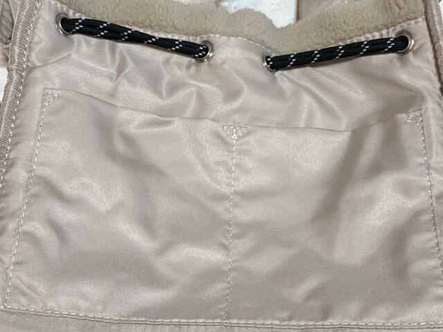 内側の背面側にはオープンポケットが2つついています