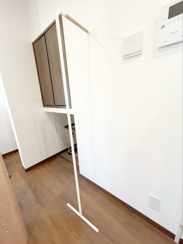 【山崎実業 tower スリムコートハンガー】サイズは約幅38.5×奥行42×高さ160cm、重さ約1kg。女性でも片手で持てます