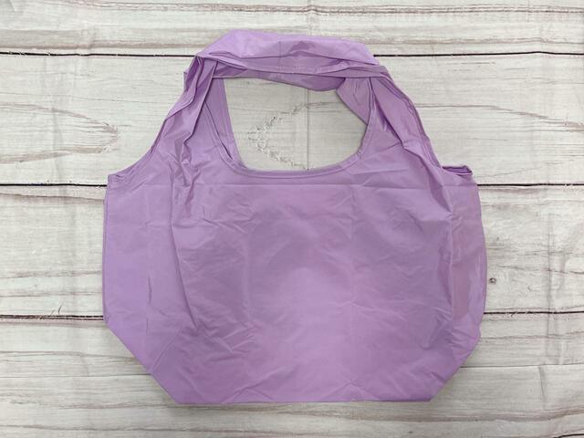 バックは装飾がないシンプルなデザイン