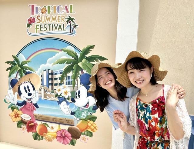 “トロピカルサマーフェスティバル”のフォトスポットでとびきりなスマイル