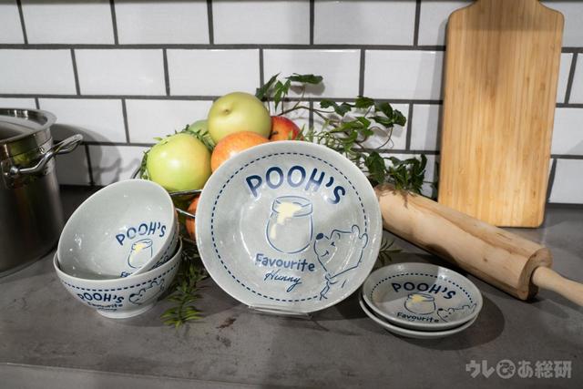 【くまのプーさん ゆったりお買い物フェア】落ち着いた色合いのプレート © DISNEY. Based on the