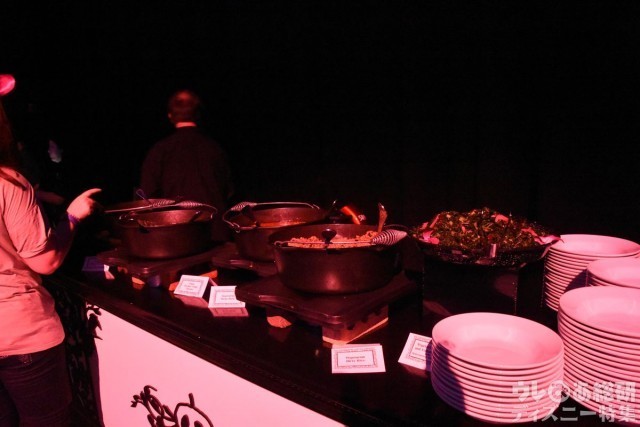 魔女の鍋に入ったようなお料理の数々