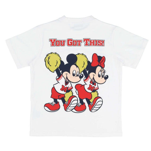 Tシャツ(130〜150) 2,600円|東京ディズニーリゾート「ポンポンを持ったミッキーたちが元気に盛り上げてくれるグッズ」|販売店舗:東京ディズニーランド「グランドエンポーリアム」、東京ディズニーシー「エンポーリオ」|発売日:2025年4月24日(木)