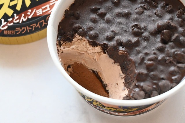 【明治 エッセル スーパーカップ 大人ラベル とことんショコラ】下から「ビターチョコアイス」「チョコ風味ソース」「チョコアイス」「クッキー&チョコレート」