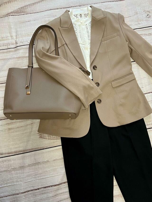 【ファッションセンターしまむら】ベージュのトートバックを合わせたお仕事コーデ:パンツスタイル