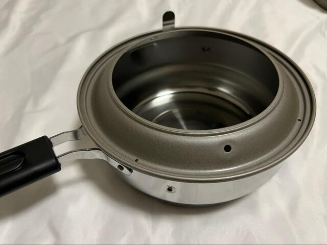 【揚げてお仕舞い】お鍋に油飛びガードをセットし使用すると、油飛びを防いでくれます