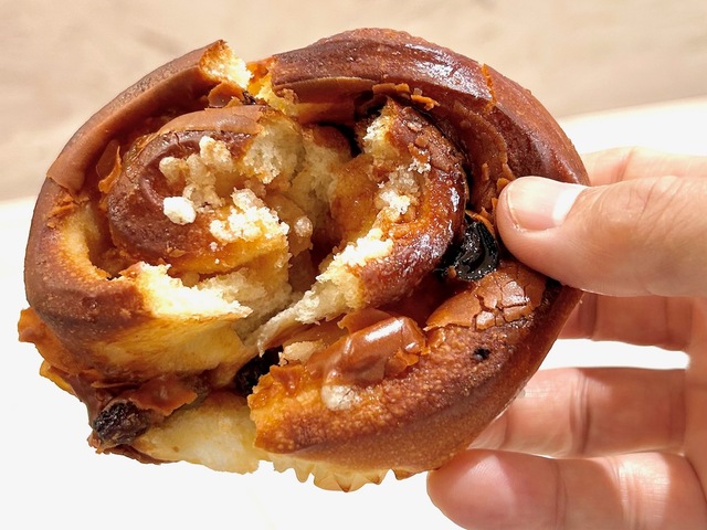 【ブルディガラ パティスリー】この店のアップル・シナモンロールはジューシーなのが特徴