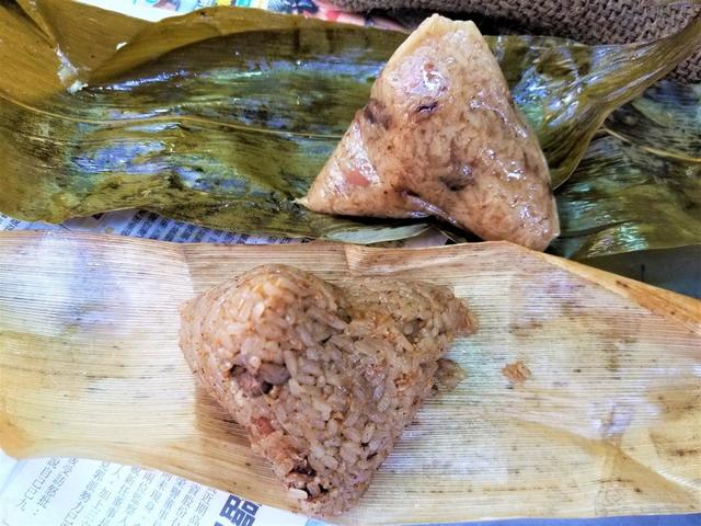 手前が歯ごたえの残る蒸しチマキ、奥がしっとりモチモチの茹でチマキ。甲乙つけがたい『潘姨肉粽』の肉チマキ