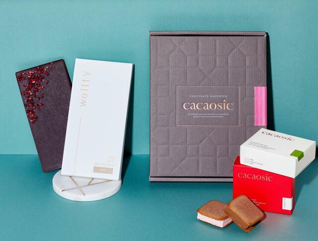 「左)「wellty」 uruoi -はちみつ-、右)「cacaosic」 cacaosic pistachio×strawberry 6個セット」＜2,592円 、2,580円＞【阪神梅田本店の“つつむ”バレンタイン】