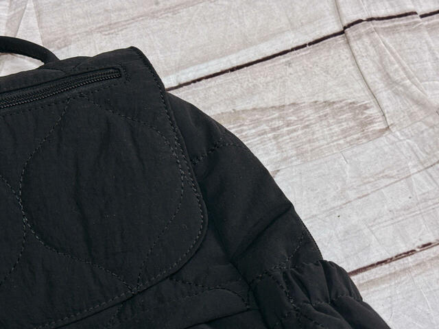 素材はナイロン。マットな質感の生地です