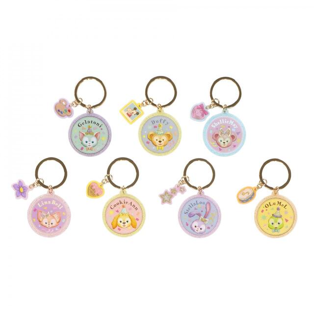 キーチェーンセット 3,500円|(1個あたり)長さ約8cm、7個セット|「ダッフィー&フレンズのフロム・オール・オブ・アス」グッズ|東京ディズニーリゾート40周年“ドリームゴーラウンド”|発売日:2023年4月10日(月)|販売店舗:東京ディズニーシー「マクダックス・デパートメントストア」